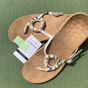 VIONIC - size 9 / Rest Ricci Thong Sandal / White Leather